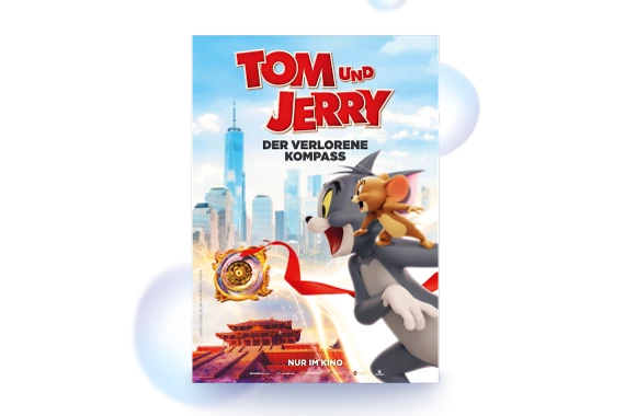  Filmplakat des Films TOM UND JERRY: DER VERLORENE KOMPASS. Vor einer hellen Skyline mit Wolkenkratzern rennt Tom im Vordergrund mit offenem Maul nach rechts, während Jerry auf seinem Rücken steht. Links schwebt ein leuchtender, goldener Kompass mit rotem Band. Unten ist ein rot beleuchteter Tempel zu sehen. Oben steht groß der Titel TOM UND JERRY, darunter DER VERLORENE KOMPASS, unten mittig NUR IM KINO. 