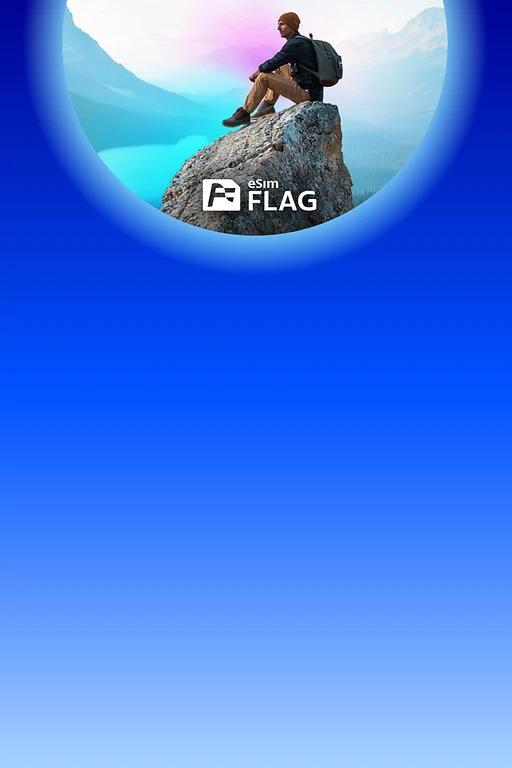  Mann sitzt auf einem Felsen und blickt auf eine bergige Landschaft. 