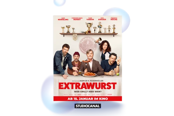  Filmplakat des Films EXTRAWURST. Drei Männer sitzen an einem Tisch, ein Mann steht. Einer der Männer hält eine Grillwurst an einer Gabel. Unten in der Mitte des Filmplakats der Schriftzug EIN FILM VON MARCUS H. ROSENMÜLLER EXTRAWURST WER GRILLT HIER WEN? AB 15. JANUAR IM KINO 