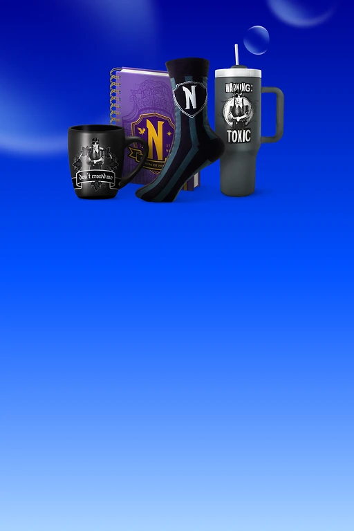  Wednesday-Fan-Paket mit lilanem Notizbuch mit goldenem Wappen, schwarzer Trinkbecher mit Wednesday-Bild, schwarze Tasse mit Aufschrift und ein Paar schwarze Socken mit weißem N. 