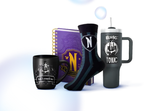  Wednesday-Fan-Paket mit lilanem Notizbuch mit goldenem Wappen, schwarzer Trinkbecher mit Wednesday-Bild, schwarze Tasse mit Aufschrift und ein Paar schwarze Socken mit weißem N. 