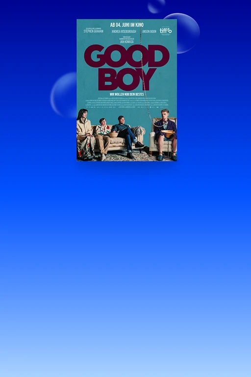  Filmplakat des Films GOOD BOY. Auf blauem Hintergrund steht groß der Filmtitel. Darunter sitzt eine dreiköpfige Familie auf einem Sofa und blickt zu einem jungen Mann im Bademantel, der gefesselt in einem Sessel sitzt und eine Schüssel hält. Oben sind Kinostart und Mitwirkende genannt, unter dem Titel steht der Slogan Wir wollen nur dein Bestes. 
