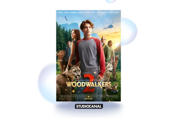  Filmplakat des Films WOODWALKERS 2. In der Mitte des Filmplakats werden Carag und seine Freunde gezeigt. Um sie herum sind 5 Tiere zu sehen, darunter ein Puma, ein Bison und ein Rothörnchen, das auf einem Stein sitzt. 