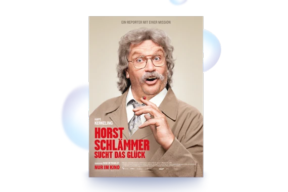  Filmplakat mit dem älteren Mann Hape Kerkeling mit grauen, lockigen Haaren, Schnurrbart und Brille. Er trägt einen beigen Mantel, Hemd und Krawatte und schaut mit überraschtem, offenem Mund in die Kamera. Auf dem Plakat steht groß in roter Schrift Horst Schlämmer sucht das Glück sowie der Hinweis „Nur im Kino“. Oben steht der Slogan „Ein Reporter mit einer Mission 