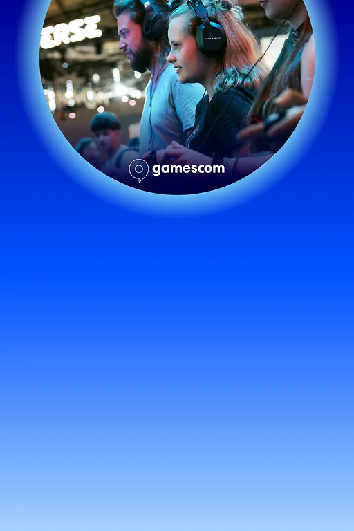  Ein Mann und eine Frau mit Gaming-Headset und Controllern spielen konzentriert, im Hintergrund erkennt man ein paar Leute die zusehen 