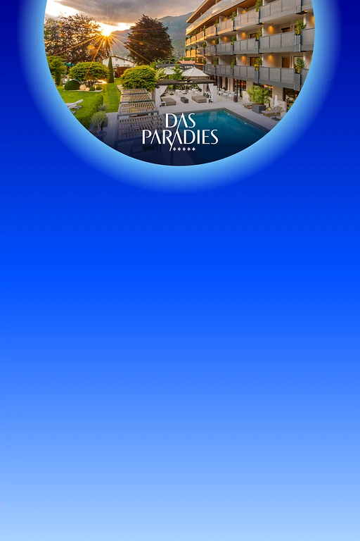  Moderner Hotelhof mit Pool, Liegen und Gartenbereich bei Sonnenuntergang, umgeben von Bäumen und mehrstöckigem Gebäude. 