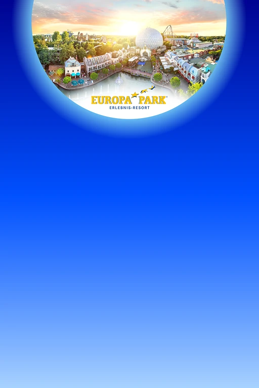  Panoramablick auf den Europa-Park in Rust bei Sonnenuntergang mit See, Themenbereichen und großer Kuppel von Rulantica im Hintergrund 