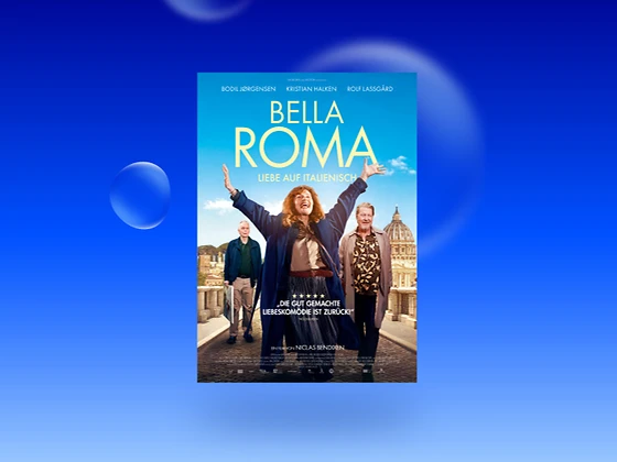  Filmplakat des Films Bella Roma – Liebe auf Italienisch. In der Mitte steht eine fröhliche Frau. Links und rechts von ihr stehen zwei Männer. Im Hintergrund sieht man die Stadt Rom. Man erkennt den berühmten Peters-Dom.
