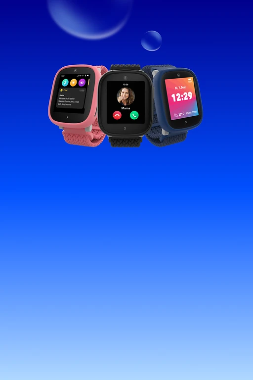  Drei Xplora X6 Play Kidswatches mit geflochtenen Armbändern in Rosa, Schwarz und Blau. Die Displays zeigen verschiedene Funktionen wie eine Chat-Nachricht, einen eingehenden Anruf von „Mama“ sowie Uhrzeit, Datum, Wetter, Schrittzahl und Akkustand. 
