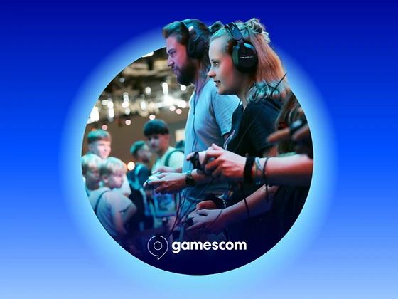  Ein Mann und eine Frau mit Gaming-Headset und Controllern spielen konzentriert, im Hintergrund erkennt man ein paar Leute die zusehen
