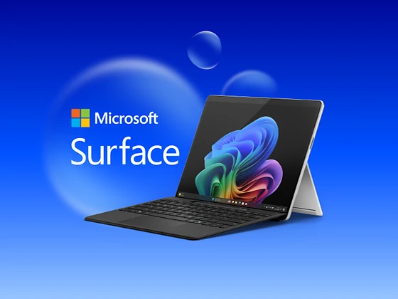  Ein Microsoft Surface Laptop ist geöffnet zu sehen. Auf dem Bildschirm ist eine bunte Grafik. Links daneben steht das Microsoft-Logo.
