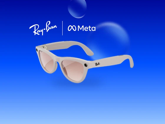 Kreidegraue Ray-Ban Meta Skyler-Sonnenbrille mit Kamera an der Seite, darüber Logos von Ray-Ban und Meta.
