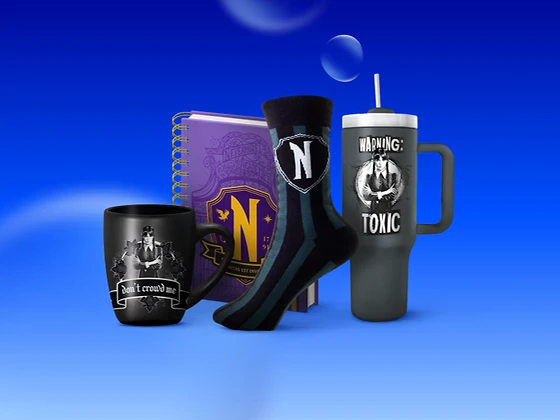  Wednesday-Fan-Paket mit lilanem Notizbuch mit goldenem Wappen, schwarzer Trinkbecher mit Wednesday-Bild, schwarze Tasse mit Aufschrift und ein Paar schwarze Socken mit weißem N.

