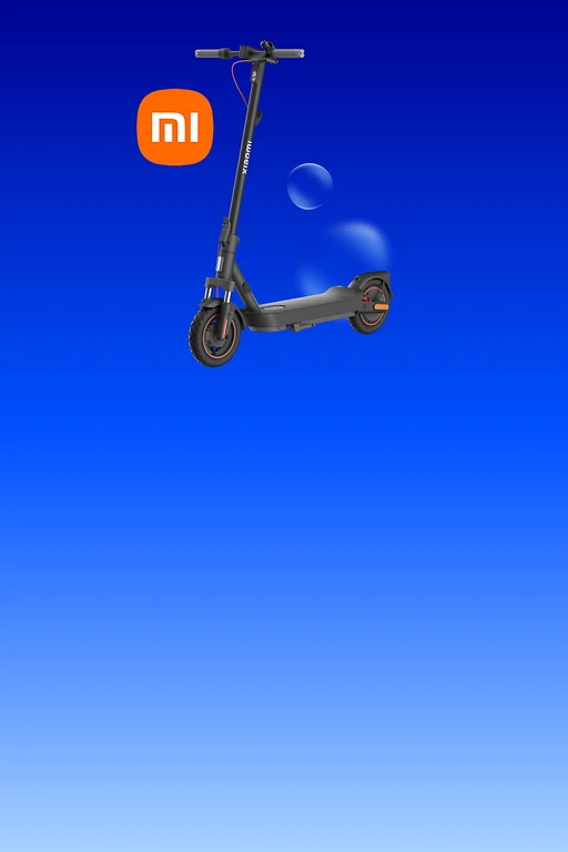  Seitenansicht des Xiaomi Electric Scooter 5 Max in der Farbe Schwarz. Darüber das Xiaomi-Logo. 