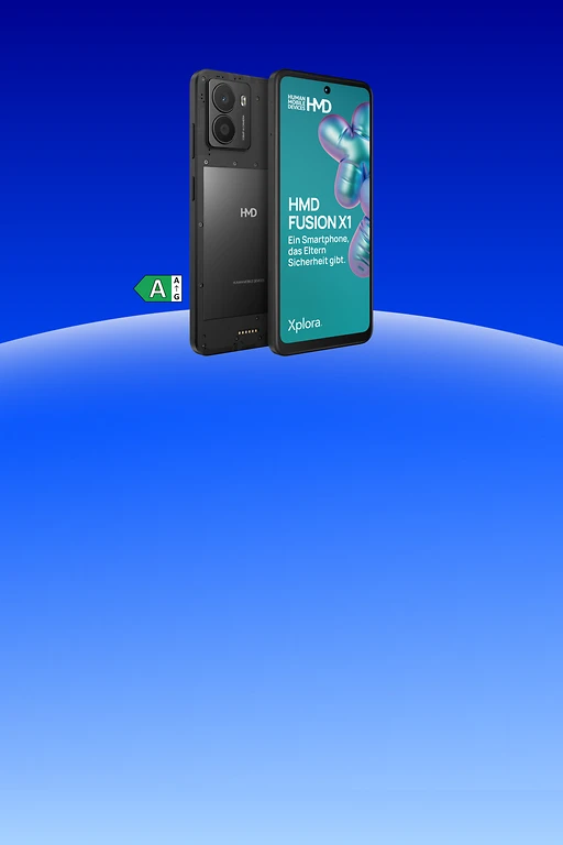  Werbegrafik auf blauem Hintergrund mit zwei HMD Xplora Fusion X1 Smartphones, eins zeigt die Rückseite in Schwarz, das andere die Vorderseite mit Display. 
