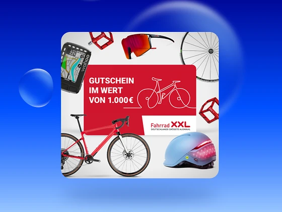  Roter 1.000 € Gutschein von Fahrrad XXL, daneben ein rotes Fahrrad, Fahrradhelm, Fahrradtasche und weiteres Fahrradzubehör.
