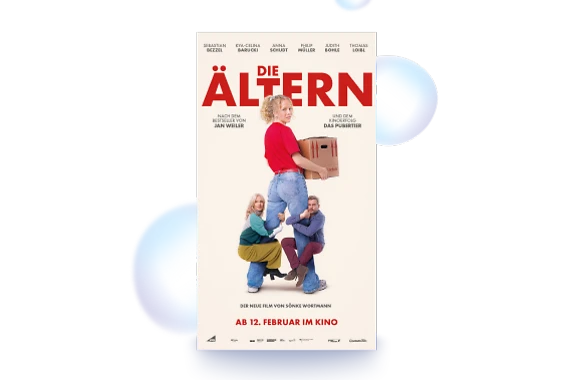  Filmplakat des Films EXTRAWURST. Drei Männer sitzen an einem Tisch, ein Mann steht. Einer der Männer hält eine Grillwurst an einer Gabel. Unten in der Mitte des Filmplakats der Schriftzug EIN FILM VON MARCUS H. ROSENMÜLLER EXTRAWURST WER GRILLT HIER WEN? AB 15. JANUAR IM KINO 