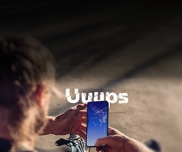  Mann mit kaputtem Handy
