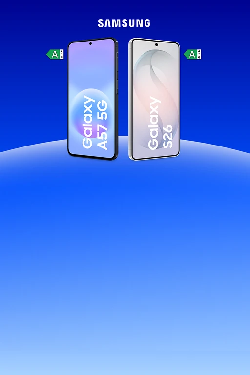  Links ein dunkelblaues Samsung Galaxy A57 und rechts ein weißes Samsung Galaxy S26 vor blauem Hintergrund. Seitlich befindet sich neben beiden Samsung Smartphones ein kleines grünes Energieeffizienzlabel mit der Einstufung A. 
