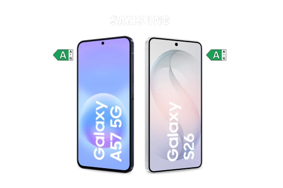  Links ein dunkelblaues Samsung Galaxy A57 und rechts ein weißes Samsung Galaxy S26 vor blauem Hintergrund. Seitlich befindet sich neben beiden Samsung Smartphones ein kleines grünes Energieeffizienzlabel mit der Einstufung A. 