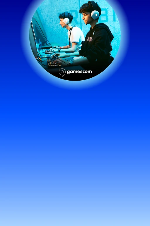  Zwei junge Personen beim Gaming mit Headsets und Logo von gamescom 